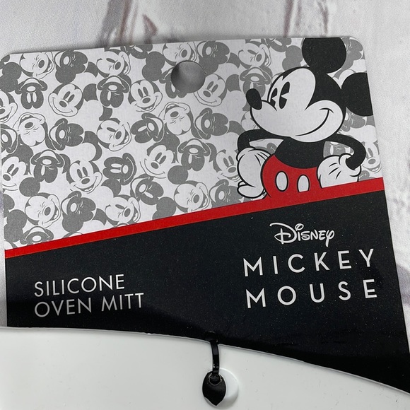 Disney Mickey Mouse Silicone Oven Mitt - Picture 2 of 4